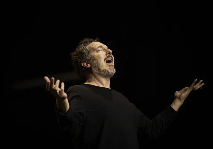 Guillaume Gallienne sur la scène des Terreaux à Lausanne © Christophe Raynaud de Lage / coll. Comédie-Française.