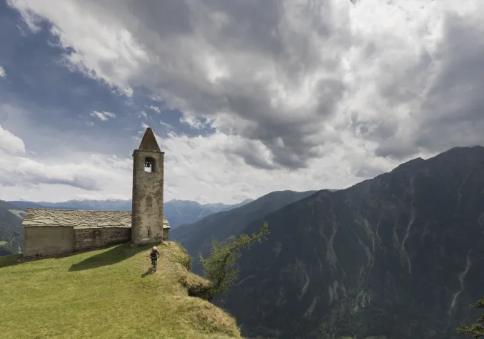 Si le rapport entre État et Églises historiques n’est symboliquement pas menacé par les débats sur la Constituante valaisanne, la question de leur financement et de la reconnaissance d’autres communautés religieuses feront l’objet de la suite des discussions. 