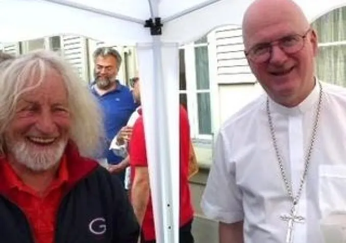 Photo : Lʹévêque Charles Morerod et l'artiste-peintre Hubert Audriaz (copyright Samuel Socquet / RTSreligion)