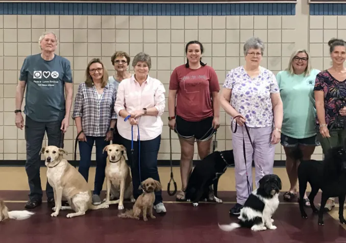 L’Église méthodiste unie de Pinnacle View à Little Rock dans l’Arkansas a son ministère des animaux de compagnie et organise des formations de chiens de thérapie. © Gayle Fiser/RNS