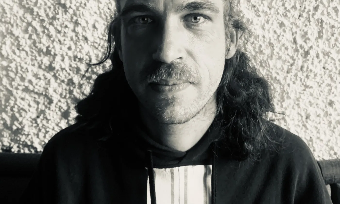 Nicolas Luthi, pasteur au LAB, en noir