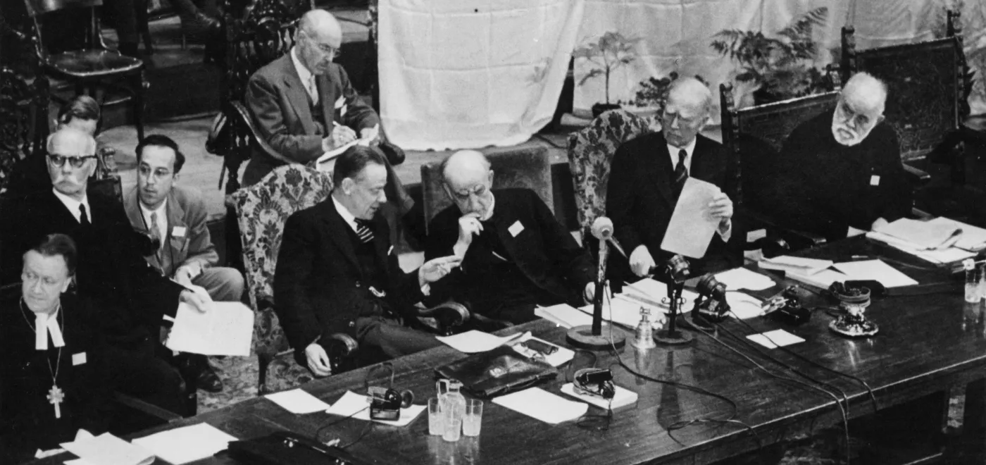 Assemblée constitutive d'Amsterdam, 1948. De gauche à droite : Willem Adolf Visser't Hooft (Hollande), Geoffrey Fisher, Archevêque de Canterbury (Grande-Bretagne), John Mott (USA) et l'Archevêque de l'Eglise orthodoxe de Grèce Germanos Strenopoulos © World Council of Churches (COE)
